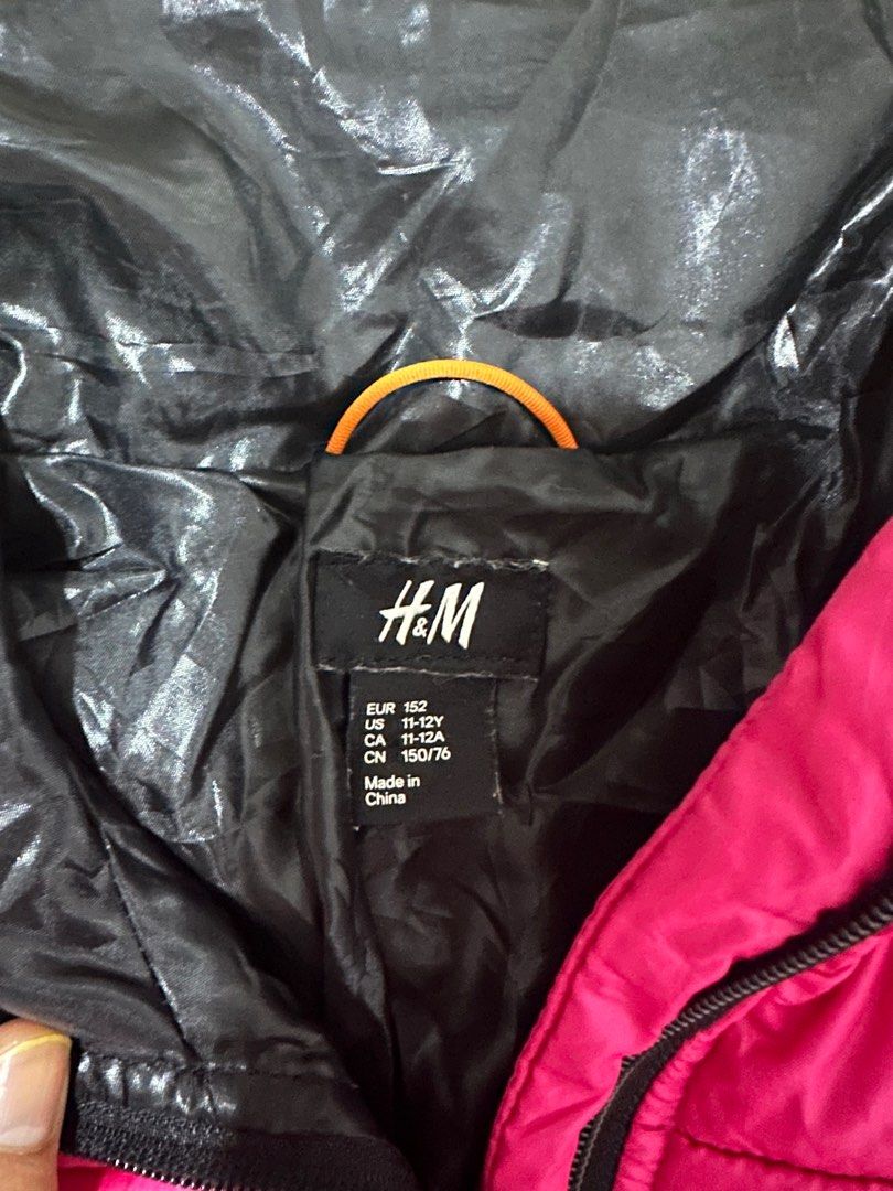 Winter jacket (Category: Babies & Kids Fashion) located in Kajang. Submitted by purplishorange (Listing ID 1346063477, Image 2). Description: Well used, no more hood .