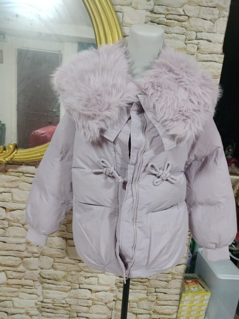 Winter Jacket (Category: Coats, Jackets and Outerwear) located in Singapore. Submitted by devi_66 (Listing ID 1346101486, Image 4). Description: comes with two pc the neck collar is separate but to wear in neck an zip up.