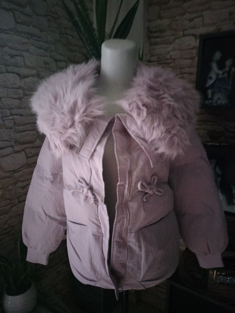 Winter Jacket (Category: Coats, Jackets and Outerwear) located in Singapore. Submitted by devi_66 (Listing ID 1346101486, Image 1). Description: comes with two pc the neck collar is separate but to wear in neck an zip up.