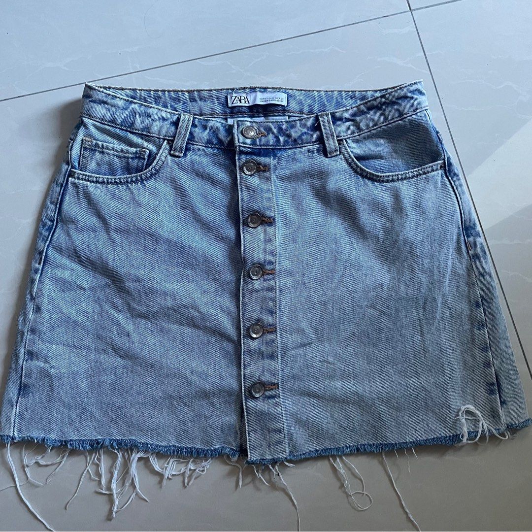 zara button denim frayed mini skirt (Category: Skirts) located in Cebu City. Submitted by letsdeeeeclutter (Listing ID 1345989449, Image 1). Description: w: 30-31" l: 15" silver buttons.