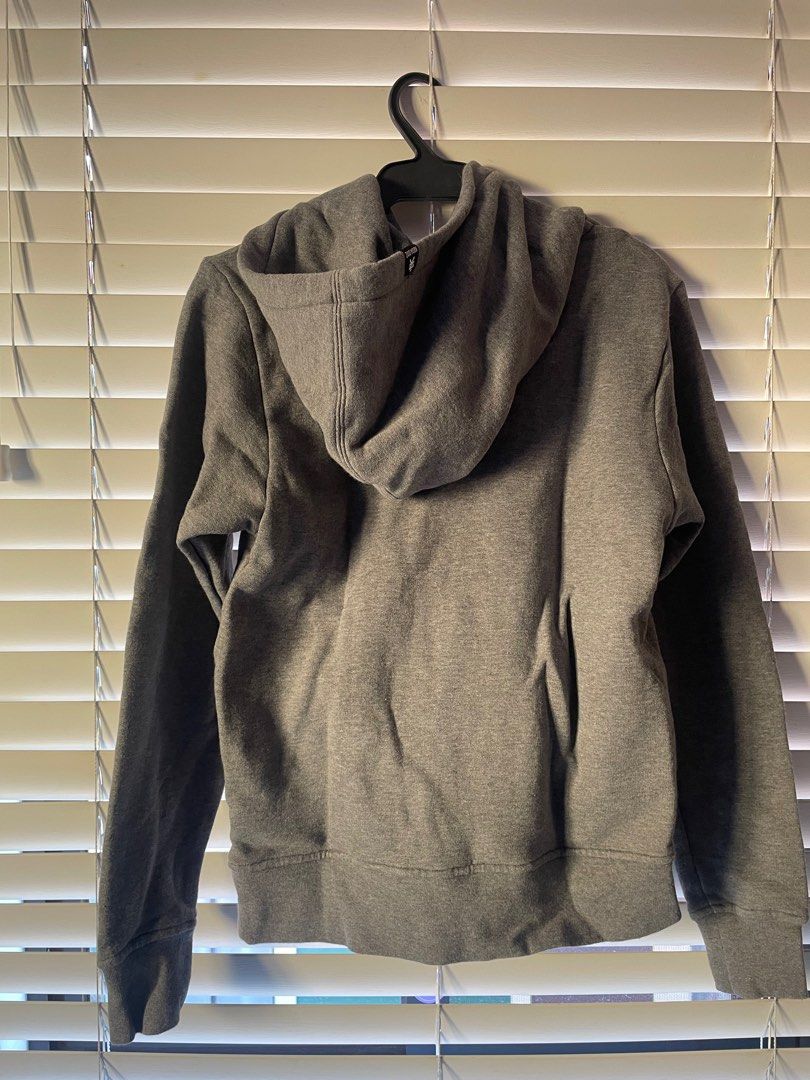 Zoo York Hoodie (Category: Coats, Jackets and Outerwear) located in Bacoor. Submitted by agua_1224 (Listing ID 1345947226, Image 2). Description: Decluttering and looking for new homes for these preloved goods. Zoo York Grey Hoodie Fits women small according to clothing tag. But on experience fits small to medium. Disclaimer: clothes are based on clothing tag. Buy at your own risk. Rfs: Decluttering and moving out funds.