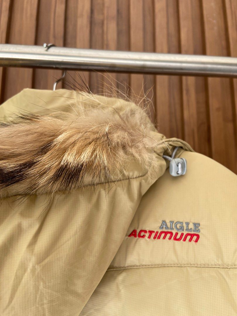 Aigle Windstopper Puffer Coat Jacket with Fur Hood (Category: Coats, Jackets and Outerwear) located in Makati City. Submitted by jhanelli (Listing ID 1346138631, Image 3). Description: Detachable fur Detachable hood With two inner pockets Super nice and warm!! * Honest Issue: Light stains pero di naman po halata Orig price 1200 now 950 Fits S-M Loc: Gen. Trias Cavite Shipping c/o buyer via LBC/JNT.