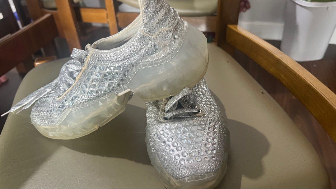 AUTH SPARKLY STUDS SHOES 7.5 SIZE (Category: Sneakers) located in Manila. Submitted by stringkits (Listing ID 1346233979, Image 2). Description: PICK UP ORTIGAS FRONT COFFEE BEAM TEA LEAF SAPPHIRE ROAD SIZE 7.5 US NO BOX GOOD CONDI GOOD SOLE AND INSOLE.