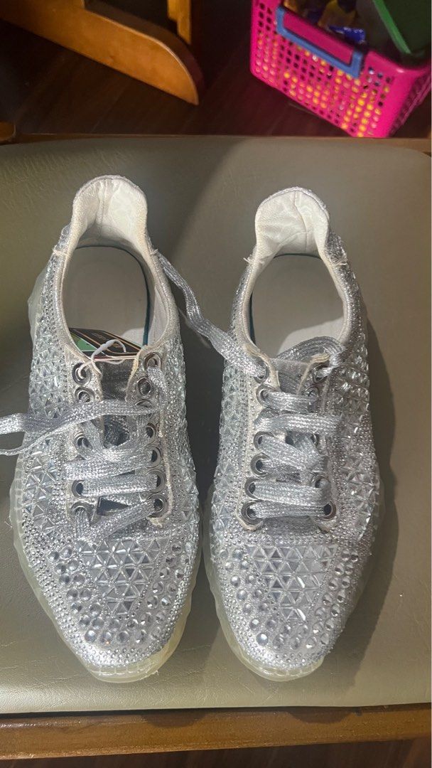 AUTH SPARKLY STUDS SHOES 7.5 SIZE (Category: Sneakers) located in Manila. Submitted by stringkits (Listing ID 1346233979, Image 1). Description: PICK UP ORTIGAS FRONT COFFEE BEAM TEA LEAF SAPPHIRE ROAD SIZE 7.5 US NO BOX GOOD CONDI GOOD SOLE AND INSOLE.