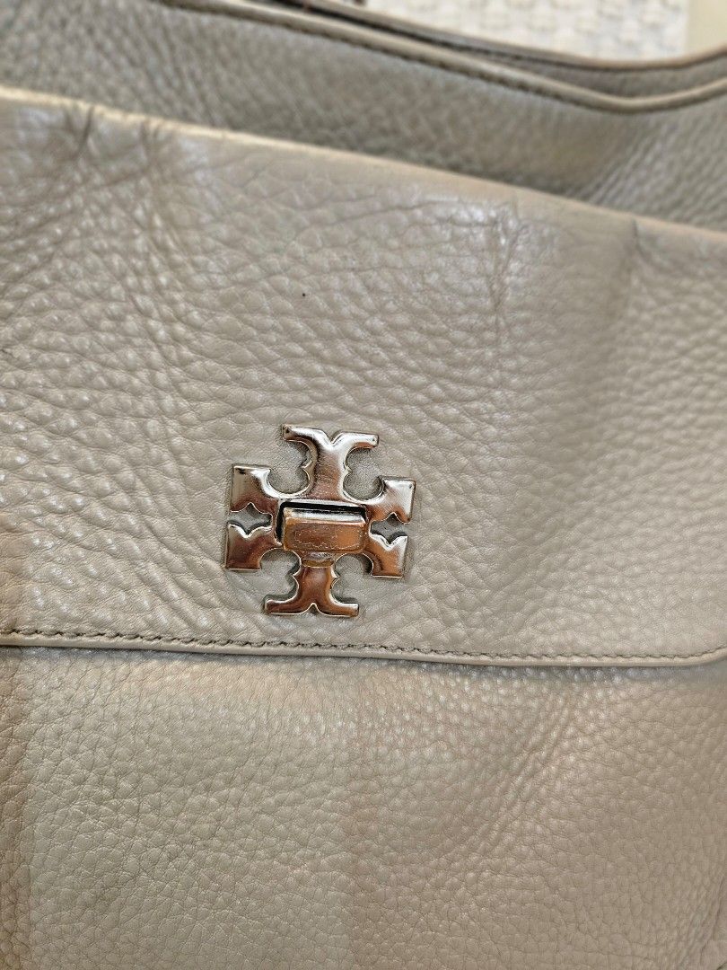 Authentic Original Tory Burch Shoulder Bag (Category: Luxury Bags & Wallets) located in Las Pinas. Submitted by 2ndstoryfinds (Listing ID 1346256966, Image 3). Description: 💯Guaranteed AUTHENTIC/ORIGINAL 🩷Pre-loved ✅️Still presentable ✅️Sign/s of usage only ❎️No return, no exchange ❎️No swapping 💔Flaws/Issue: None 🥰This is pre-loved. Please manage your expectations 😍 ⏳️RESERVATION: 2 days only 💰PAYMENT: Bank (BPI/BDO), Gcash 🛵DELIVERY: Fla