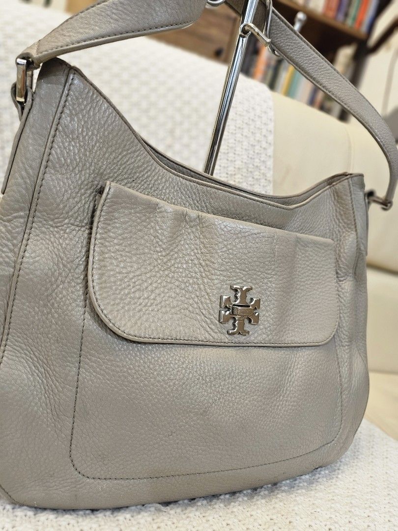 Authentic Original Tory Burch Shoulder Bag (Category: Luxury Bags & Wallets) located in Las Pinas. Submitted by 2ndstoryfinds (Listing ID 1346256966, Image 2). Description: 💯Guaranteed AUTHENTIC/ORIGINAL 🩷Pre-loved ✅️Still presentable ✅️Sign/s of usage only ❎️No return, no exchange ❎️No swapping 💔Flaws/Issue: None 🥰This is pre-loved. Please manage your expectations 😍 ⏳️RESERVATION: 2 days only 💰PAYMENT: Bank (BPI/BDO), Gcash 🛵DELIVERY: Fla