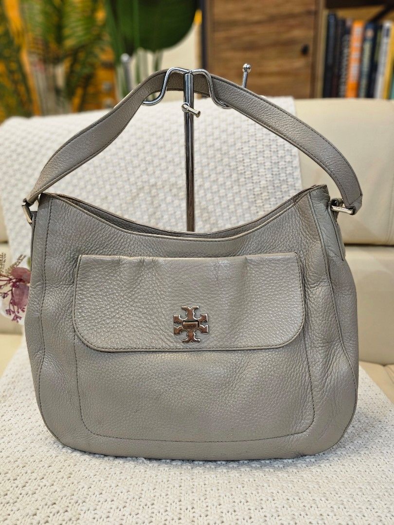 Authentic Original Tory Burch Shoulder Bag (Category: Luxury Bags & Wallets) located in Las Pinas. Submitted by 2ndstoryfinds (Listing ID 1346256966, Image 1). Description: 💯Guaranteed AUTHENTIC/ORIGINAL 🩷Pre-loved ✅️Still presentable ✅️Sign/s of usage only ❎️No return, no exchange ❎️No swapping 💔Flaws/Issue: None 🥰This is pre-loved. Please manage your expectations 😍 ⏳️RESERVATION: 2 days only 💰PAYMENT: Bank (BPI/BDO), Gcash 🛵DELIVERY: Fla