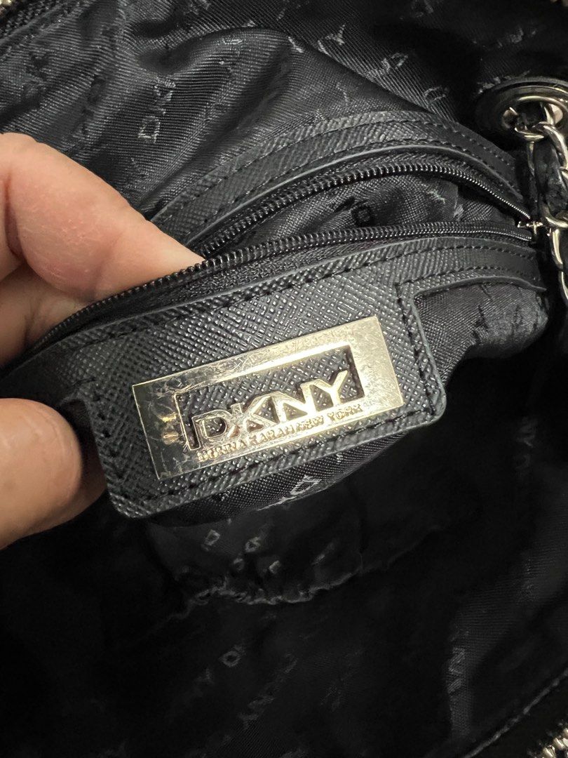 Bundle preloved (Category: Cross-body Bags) located in Ayer Molek. Submitted by blacklove78 (Listing ID 1346180590, Image 3). Description: Dkny leather quilted crossbody/shoulder bag.soft leather.condition 8/10.overall cun lg.dijaga dgn baik (sbb x pakai).nak clear wardrobe byk sgt bag..