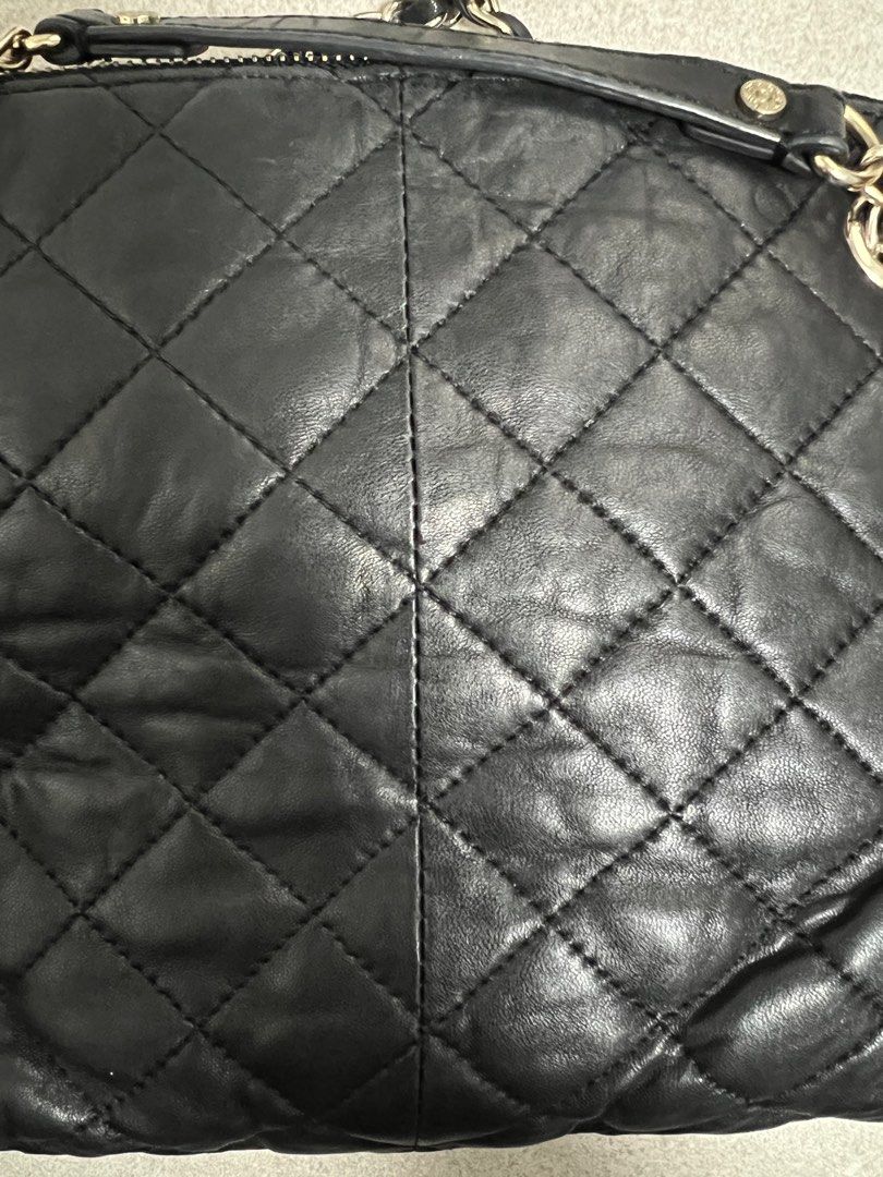 Bundle preloved (Category: Cross-body Bags) located in Ayer Molek. Submitted by blacklove78 (Listing ID 1346180590, Image 2). Description: Dkny leather quilted crossbody/shoulder bag.soft leather.condition 8/10.overall cun lg.dijaga dgn baik (sbb x pakai).nak clear wardrobe byk sgt bag..