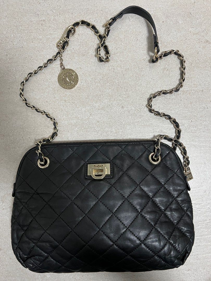 Bundle preloved (Category: Cross-body Bags) located in Ayer Molek. Submitted by blacklove78 (Listing ID 1346180590, Image 1). Description: Dkny leather quilted crossbody/shoulder bag.soft leather.condition 8/10.overall cun lg.dijaga dgn baik (sbb x pakai).nak clear wardrobe byk sgt bag..