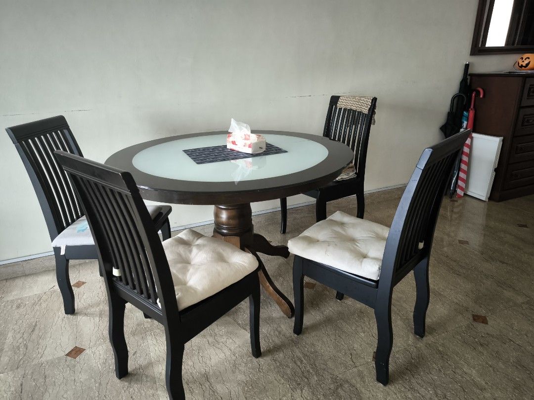 Dining Table Set (Category: Tables & Sets) located in Singapore. Submitted by ewithe (Listing ID 1346251076, Image 1). Description: FoC with shelves.