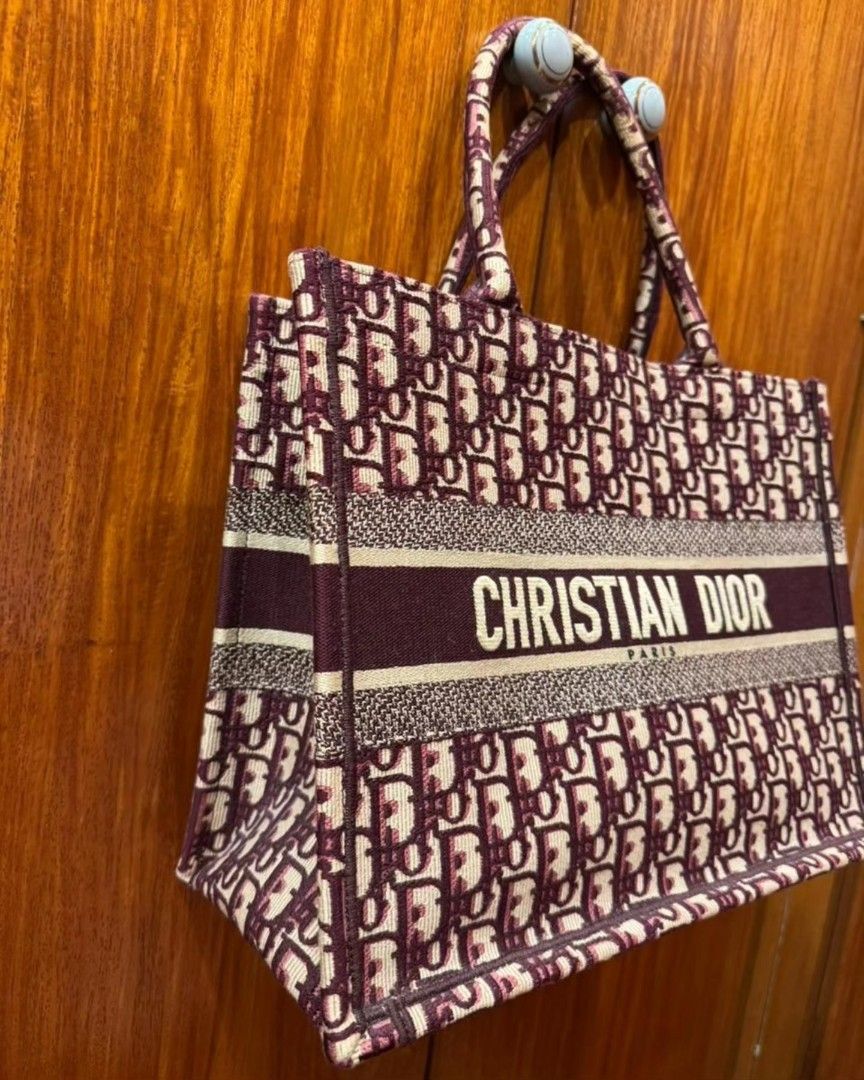 DIOR Oblique Book Tote in Medium (Category: Luxury Bags & Wallets) located in Quezon City. Submitted by rmseller.2017 (Listing ID 1346145619, Image 2). Description: DIOR Oblique Book Tote in Medium | comes with dustbag | P95,000 only (open for installment).