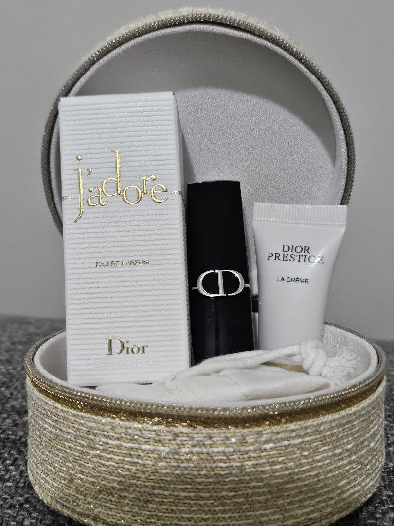 Dior pouch w/ deluxe samples (Category: Makeup) located in Santa Rosa. Submitted by acleancloset (Listing ID 1346212900, Image 1). Description: PLS READ: I only sell genuine, authentic items sourced from sprees in Aus, US & UK. Read my reviews for proof. No returns & exchanges, full payment required before items ships. Freebies not guaranteed. IF IN DOUBT OR LOWBALLING, PLS TRANSACT ELSEWHERE gold circular pouch with inner drawstring 999 rouge di