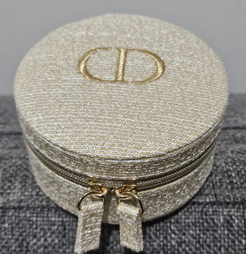 Dior pouch w/ deluxe samples (Category: Makeup) located in Santa Rosa. Submitted by acleancloset (Listing ID 1346212900, Image 2). Description: PLS READ: I only sell genuine, authentic items sourced from sprees in Aus, US & UK. Read my reviews for proof. No returns & exchanges, full payment required before items ships. Freebies not guaranteed. IF IN DOUBT OR LOWBALLING, PLS TRANSACT ELSEWHERE gold circular pouch with inner drawstring 999 rouge di