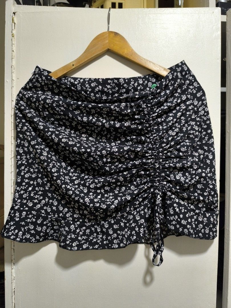 Floral rutched skirt (Category: Skirts) located in Bacoor. Submitted by khaleesi03 (Listing ID 1346168139, Image 1). Description: •used once •I only accept gcash •Df shouldered by buyer.