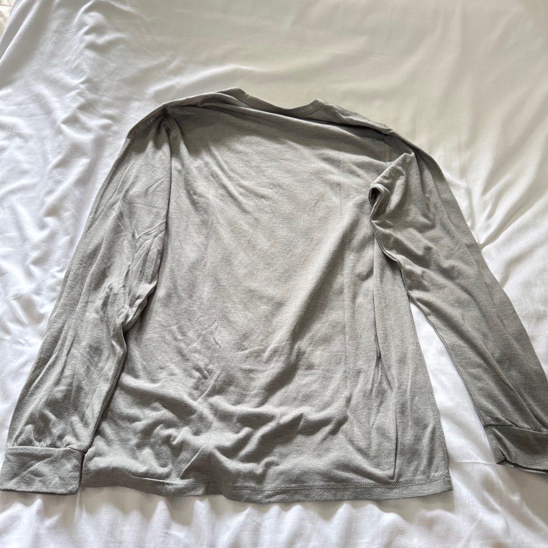 gray long sleeves crewneck shirt (Category: Longsleeves) located in Antipolo. Submitted by bananadeclutter (Listing ID 1346159286, Image 3). Description: .