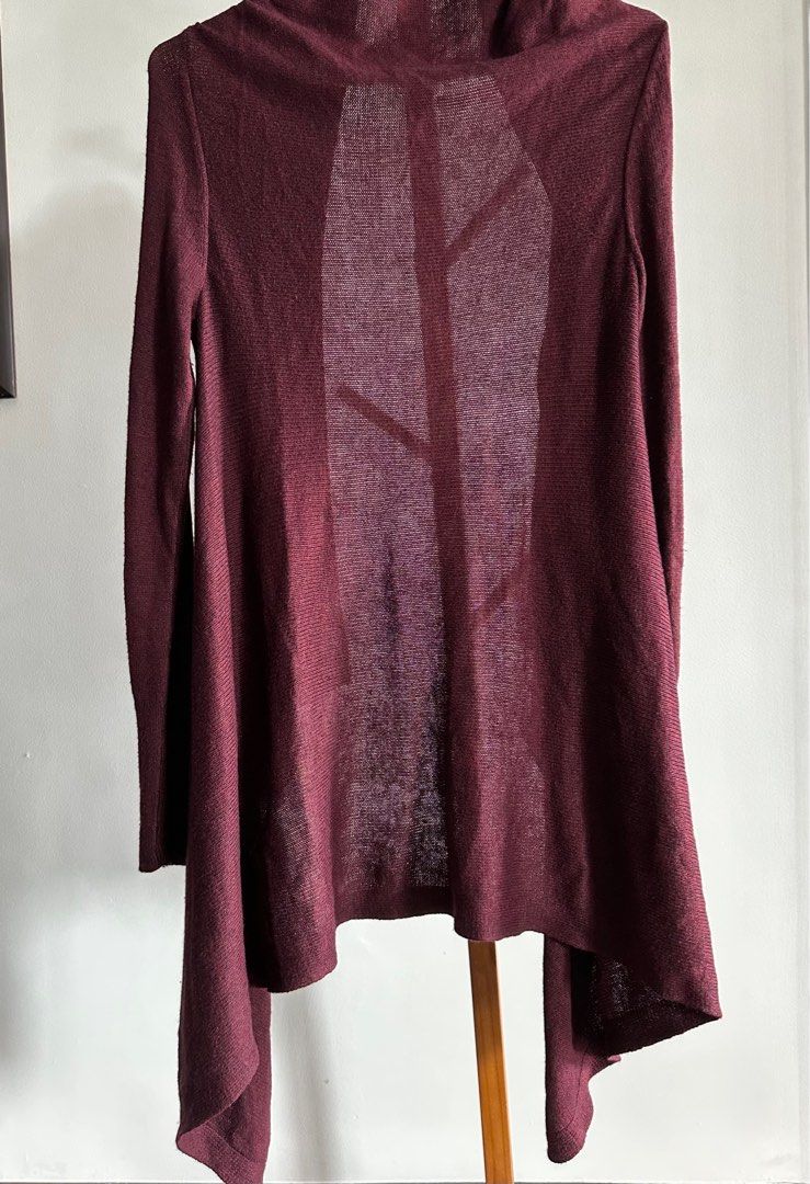 H&M assymetric cardigan (Category: Longsleeves) located in Marikina City. Submitted by samndbx (Listing ID 1346158146, Image 2). Description: Assymetric style Burgundy color Md-length Size M (A bit oversized) .