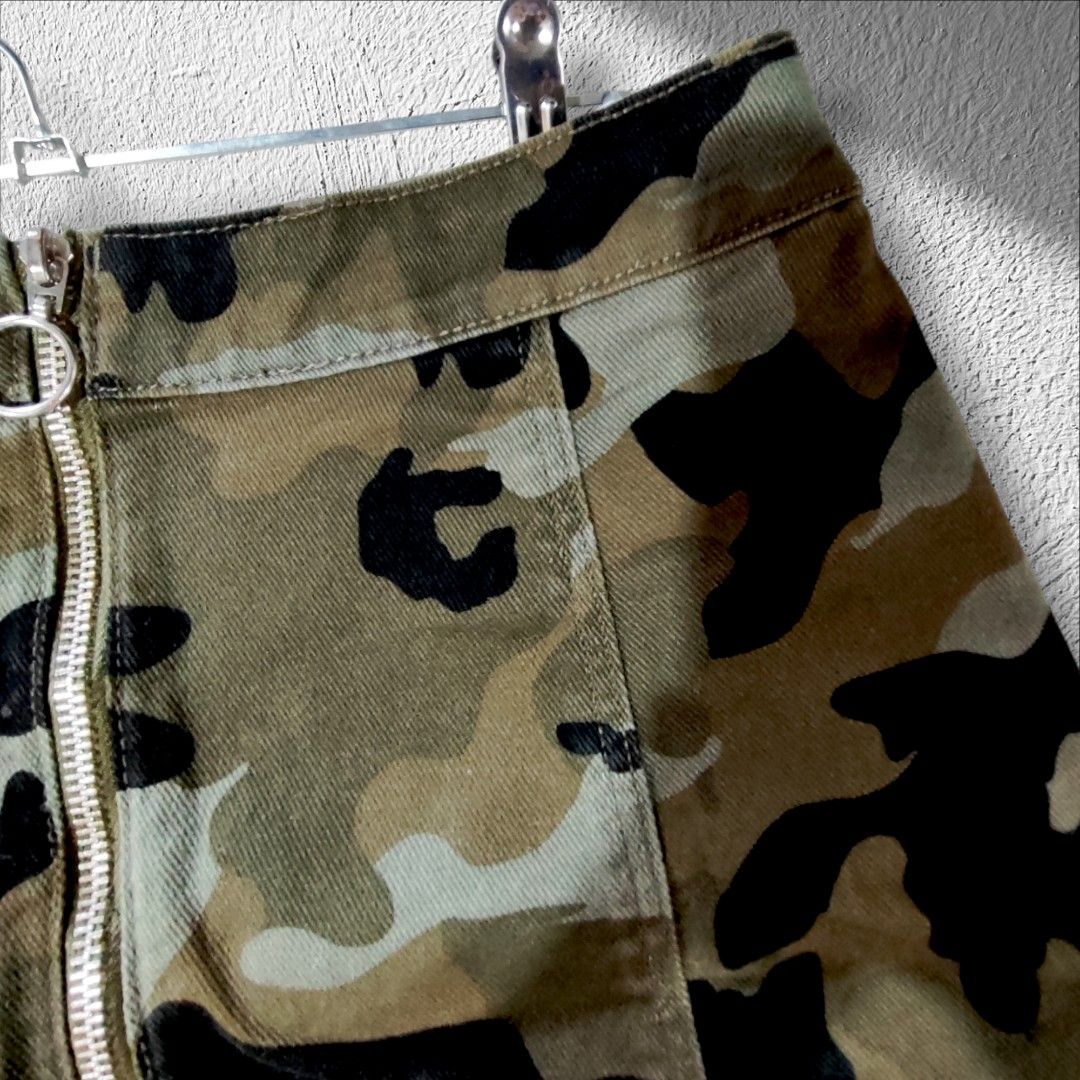 H&M Zipper down skirt / Camouflage (Category: Skirts) located in Caloocan City. Submitted by wt.ph (Listing ID 1346153754, Image 3). Description: PREMIUM COLLECTION ✨ • Size 26-27 • As good as new | Premium quality • NO WHEN WORN Pls READ !! - in good condition - MOP : GCASH or UB bank transfer ( Payment first ) - MOD : J&t / Lalamove 💸 Last price posted. No to lowballers 💸.