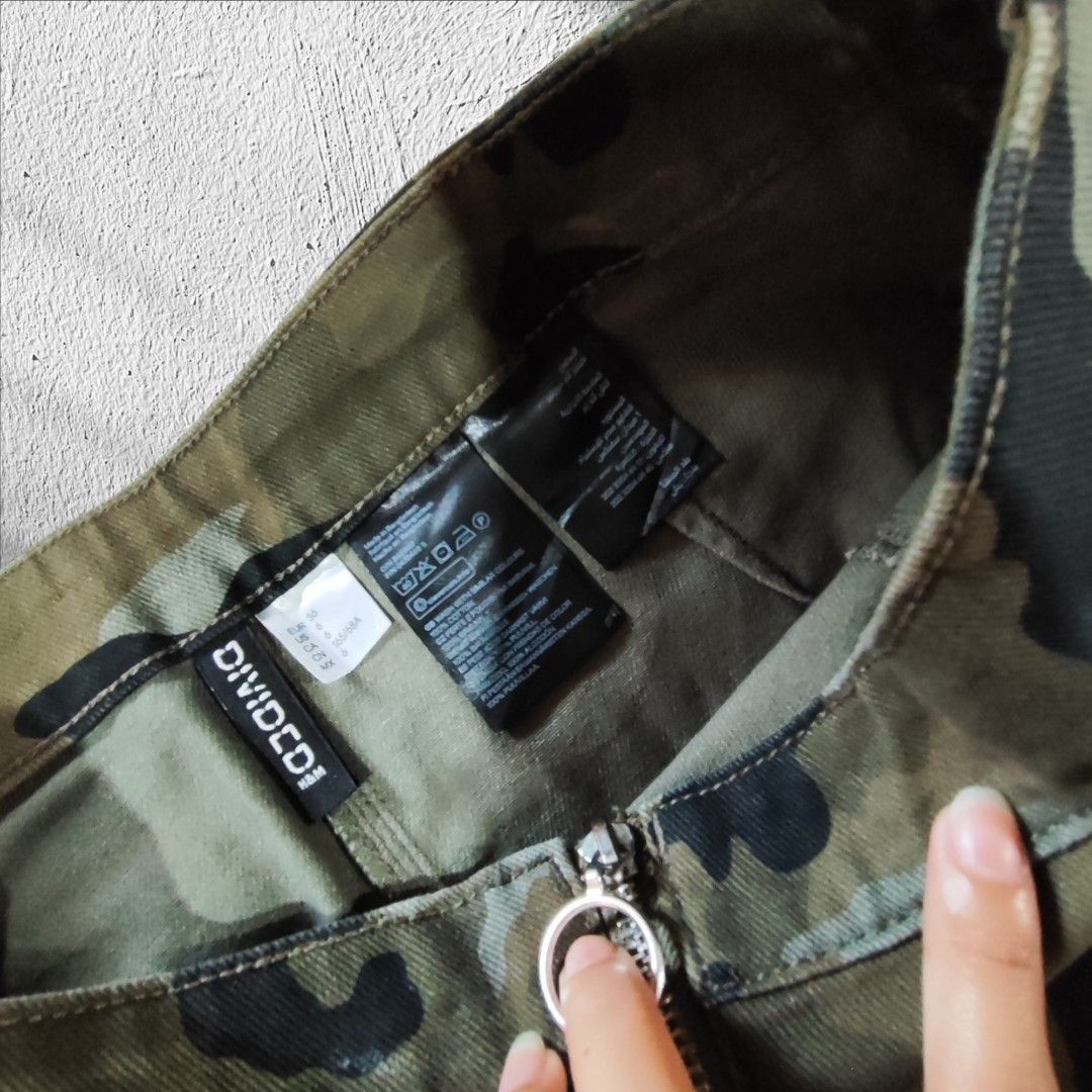 H&M Zipper down skirt / Camouflage (Category: Skirts) located in Caloocan City. Submitted by wt.ph (Listing ID 1346153754, Image 2). Description: PREMIUM COLLECTION ✨ • Size 26-27 • As good as new | Premium quality • NO WHEN WORN Pls READ !! - in good condition - MOP : GCASH or UB bank transfer ( Payment first ) - MOD : J&t / Lalamove 💸 Last price posted. No to lowballers 💸.