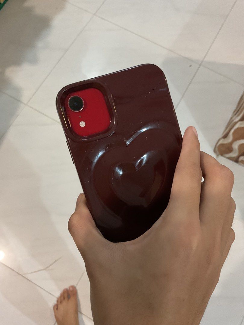 iPhone XR 128gb FU (Category: iPhone X Series) located in Manila. Submitted by duhhnuts (Listing ID 1346276249, Image 3). Description: 77 bh Has a crack on back but doesnt affect performance! With charger Factory unlocked Minimal scratch and dents.