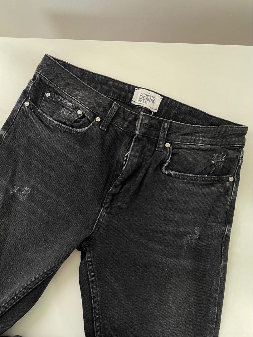 Original Black Zara Jeans (Category: Jeans) located in Quezon City. Submitted by meepyclutterz (Listing ID 1345840295, Image 1). Description: Black Zara Jeans dm for size details, fits petite girls model photos are from zara website can ship through lalamove / grab or ggx loc: QC .