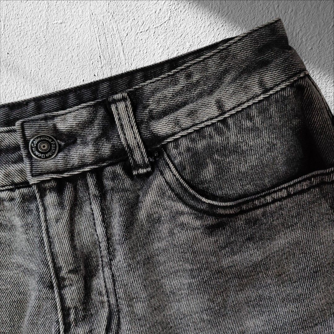 Pemium Quality Acid Black Denim Skort (Category: Skirts) located in Caloocan City. Submitted by wt.ph (Listing ID 1346275931, Image 2). Description: PREMIUM COLLECTION ✨ • Color Acid black • Size 30 •As good as new | Premium quality 💯 • NO WHEN WORN READ !! - in good condition - MOP : GCASH or UB bank transfer ( Payment first ) - MOD : J&t / Lalamove - No rush shipping. Next day shipped out 📦 💸 Last price posted. No to lowballers 💸.