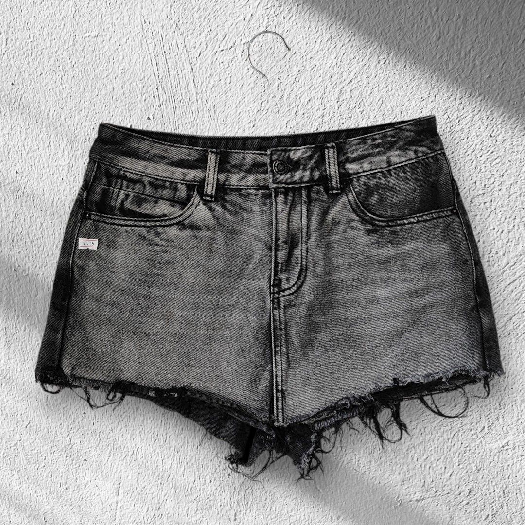 Pemium Quality Acid Black Denim Skort (Category: Skirts) located in Caloocan City. Submitted by wt.ph (Listing ID 1346275931, Image 1). Description: PREMIUM COLLECTION ✨ • Color Acid black • Size 30 •As good as new | Premium quality 💯 • NO WHEN WORN READ !! - in good condition - MOP : GCASH or UB bank transfer ( Payment first ) - MOD : J&t / Lalamove - No rush shipping. Next day shipped out 📦 💸 Last price posted. No to lowballers 💸.