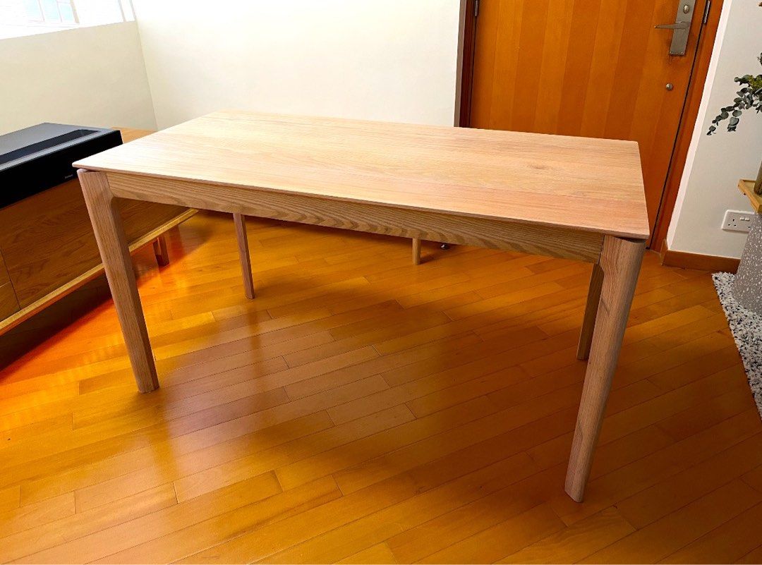 Solid oak dining table （分類：桌子）位於 Hong Kong。 由 rlktrlkt 提交（商品編號 1346226166，圖片 2）。簡介： Dimensions: 140cm * 70cm * 75cm In great condition, only lightly used Pick up in Wan Chai。