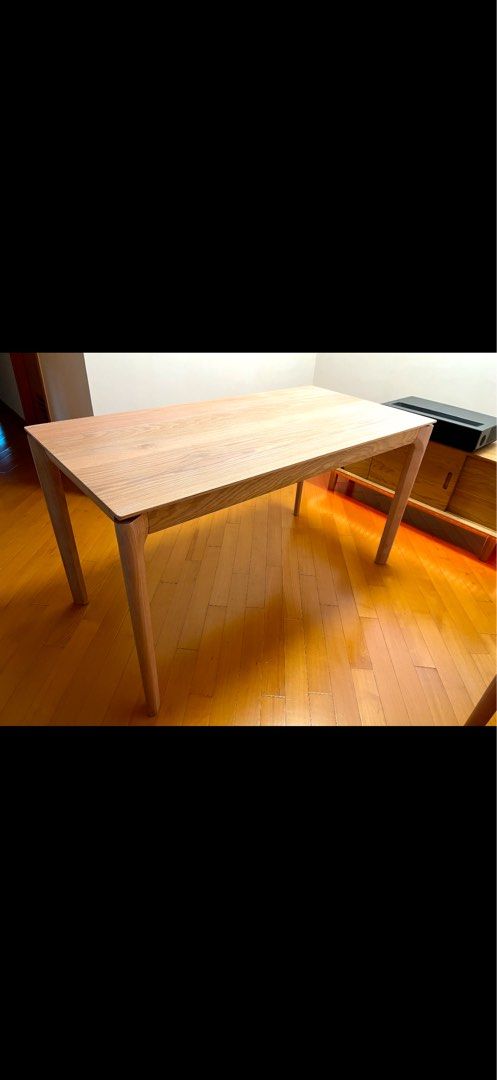 Solid oak dining table （分類：桌子）位於 Hong Kong。 由 rlktrlkt 提交（商品編號 1346226166，圖片 3）。簡介： Dimensions: 140cm * 70cm * 75cm In great condition, only lightly used Pick up in Wan Chai。
