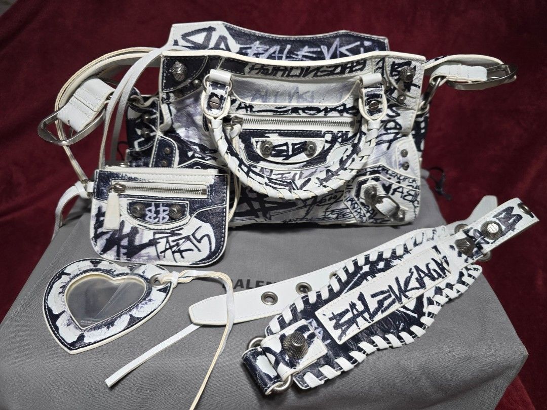Balenciaga City bag mini Graffiti (Category: Tote Bags) located in Angeles City. Submitted by sweetiezach (Listing ID 1346293240, Image 2). Description: .
