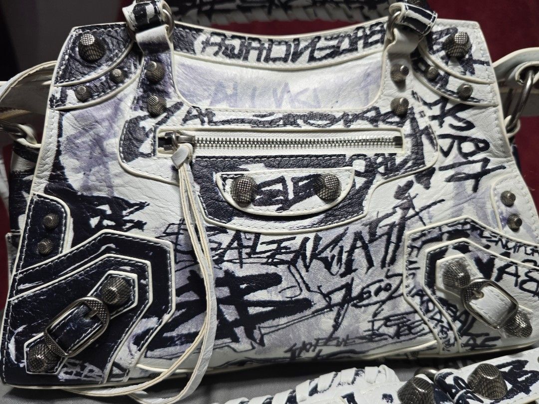 Balenciaga City bag mini Graffiti (Category: Tote Bags) located in Angeles City. Submitted by sweetiezach (Listing ID 1346293240, Image 3). Description: .