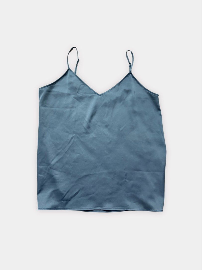 UNIQLO Satin Sleeveless Top (Category: Sleeveless) located in Quezon City. Submitted by zee_declutters (Listing ID 1346202134, Image 1). Description: .