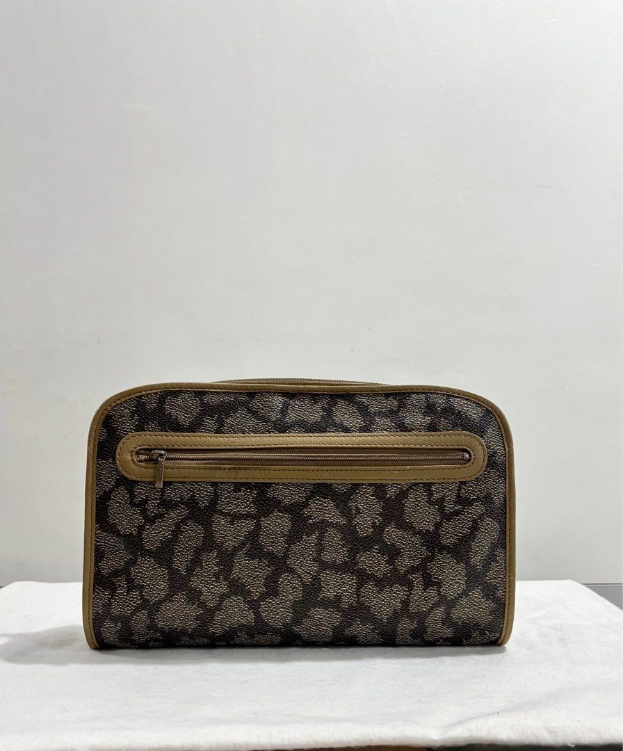 YSL Clutch Bag (Category: Luxury Bags & Wallets) located in Paranaque City. Submitted by katlouieleandicho (Listing ID 1346144472, Image 3). Description: 💯Authentic Made in Italy 8/10 condition .