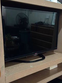30” LG FLAT SCREEN TV