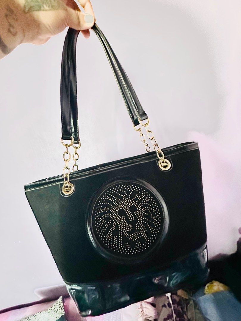 Anne Klein AK shoulder bag (Category: Shoulder Bags) located in Tagaytay City. Submitted by ByeDenCell (Listing ID 1346315780, Image 1). Description: **Item is still available until posted as sold or deleted** Original Anne Klein shoulder bag. Gamuza fabric yung front then patent leather na ang rest of body.. Only minor issue is the rubber lining sa straps. For additional pics.. send me a message here. Price still slightly negotiable. RFS: declut