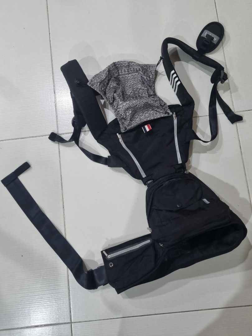 Bebear aX Foldable Aluminum Hip Sear Carrier (Category: Carriers & Slings) located in Manila. Submitted by boringmomnoni (Listing ID 1346398046, Image 2). Description: ♡ This is a thrifted/used item. Please manage your expectations when buying used items. ♡ I am first owner. Item was purchased in Mothercare Shangrila. ♡ All zippers working. All locks working no cracks ♡ No damages that will affect use ♡ No return no exchange. ♡ Inspections welcom
