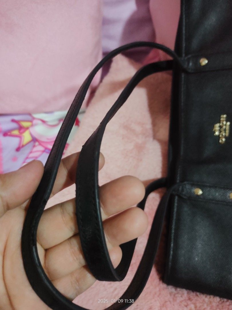 Coach Tote Bag (Category: Luxury Bags & Wallets) located in Taguig. Submitted by voxsummer88 (Listing ID 1346333164, Image 2). Description: good condition soft leather minor flaw rubber lining and faded creed inside. original preloved coach medium size with zipper 16*10*5 inches.