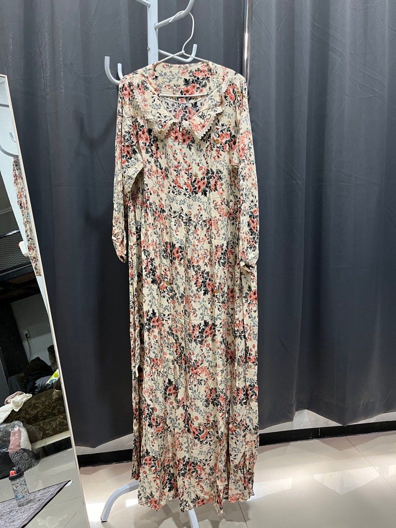 Dress bunga (Kategori: Gaun) berada di Jakarta Barat. Dikirim oleh manwomankidstuff (ID iklan 1346330917, Gambar 1). Deskripsi: Ld 53cm Pb 132cm Fit to xl No defect .