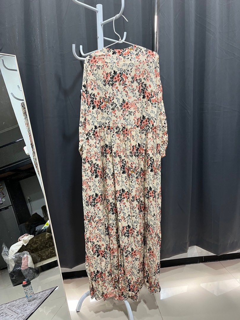 Dress bunga (Kategori: Gaun) berada di Jakarta Barat. Dikirim oleh manwomankidstuff (ID iklan 1346330917, Gambar 2). Deskripsi: Ld 53cm Pb 132cm Fit to xl No defect .