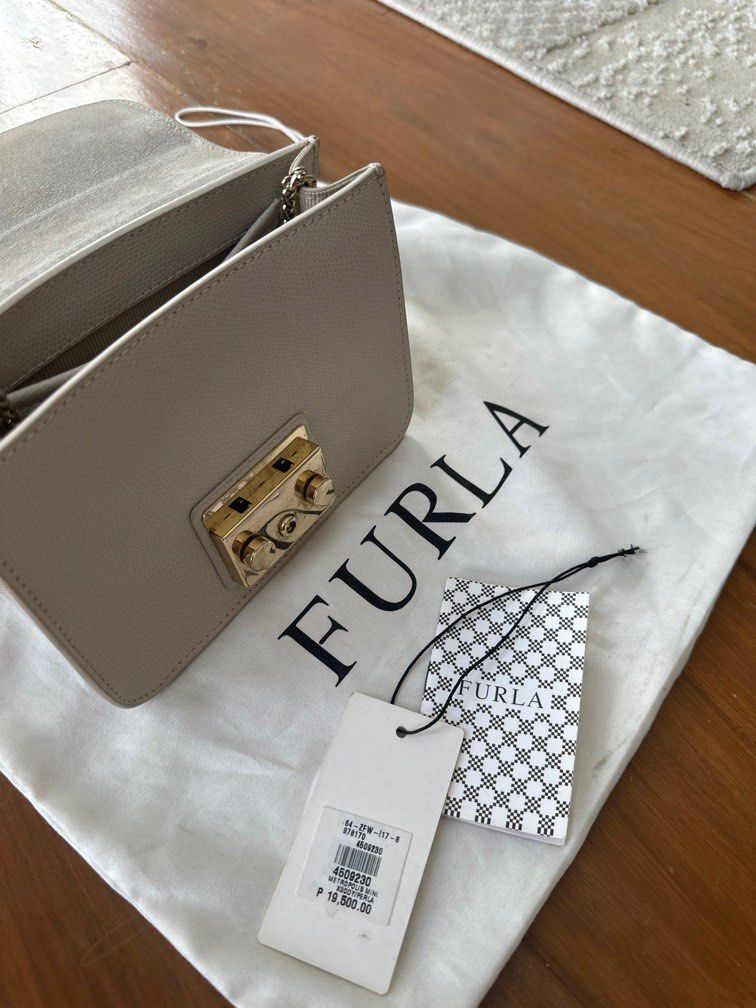 Furla Metropolis Bag (Category: Luxury Bags & Wallets) located in Calamba. Submitted by m.cag (Listing ID 1346320240, Image 3). Description: Color is grayish white. Very neutral.