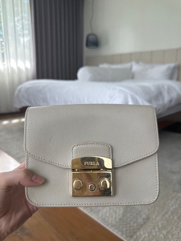 Furla Metropolis Bag (Category: Luxury Bags & Wallets) located in Calamba. Submitted by m.cag (Listing ID 1346320240, Image 1). Description: Color is grayish white. Very neutral.