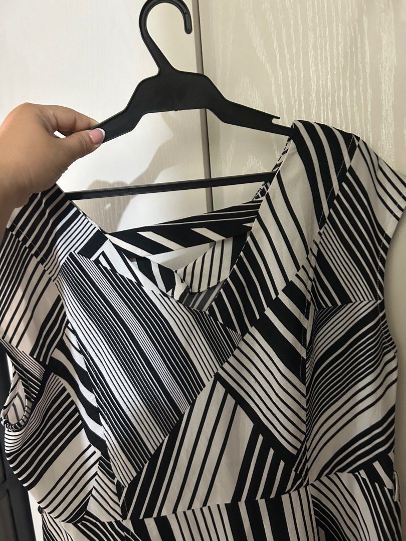 Geometrical Corporate Dress (Category: Dresses) located in Quezon City. Submitted by fabposhph (Listing ID 1346332872, Image 2). Description: Geometrical Corporate Dress Very light to wear and so comfy! Can fit from Medium to Large Rfs: Decluttering and too big for me.