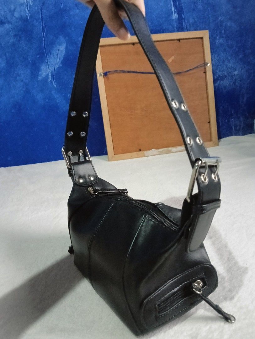 Leather shoulder bag (Category: Shoulder Bags) located in Marilao. Submitted by keyset (Listing ID 1346390250, Image 3). Description: Like new, only used once • Bag dimensions: 7.5in x 5in x 5.2in • Strap length: 9.5in *Clothes are only used for styling. ☞ MOP: Gcash, Maya, Maribank, Unionbank ☞ MOD: Lalamove, J&T ☞ Buyer shoulders shipping fee 📍 Marilao, Bulacan 🚫 No Sh0pee checkout.