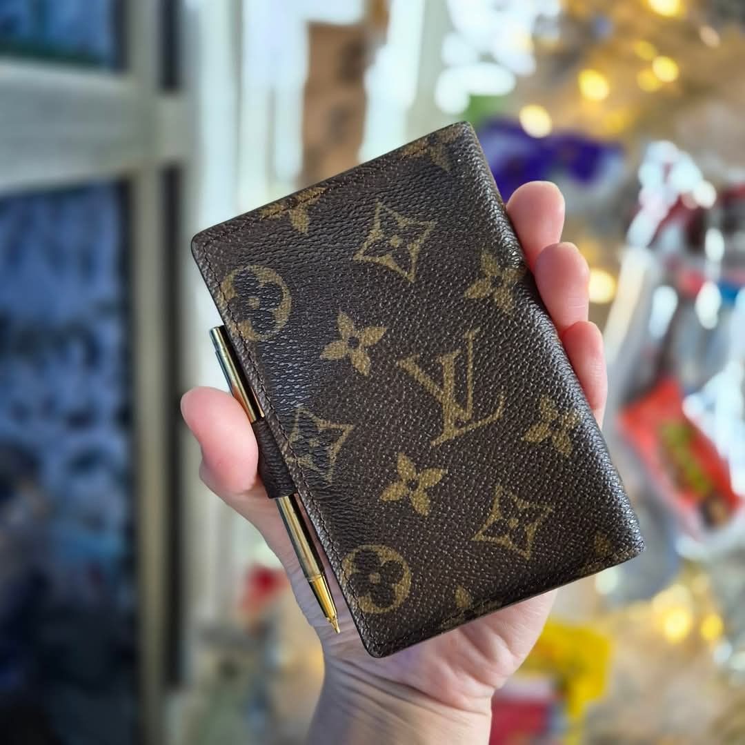 Louis Vuitton Monogram Agenda W/ Pen (Category: Luxury Bags & Wallets) located in Caloocan City. Submitted by lujosacollection (Listing ID 1346483047, Image 2). Description: 100%Authentic/Original Preloved Louis Vuitton Monogram Agenda w/ Pen In very good condition With box.