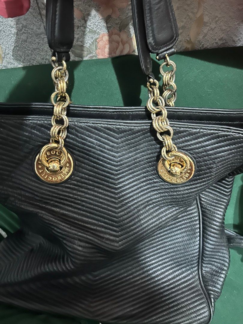 Metrocity shoulder and sling bag large (Category: Luxury Bags & Wallets) located in Marikina City. Submitted by tresariascats (Listing ID 1346423096, Image 3). Description: Nice bag.