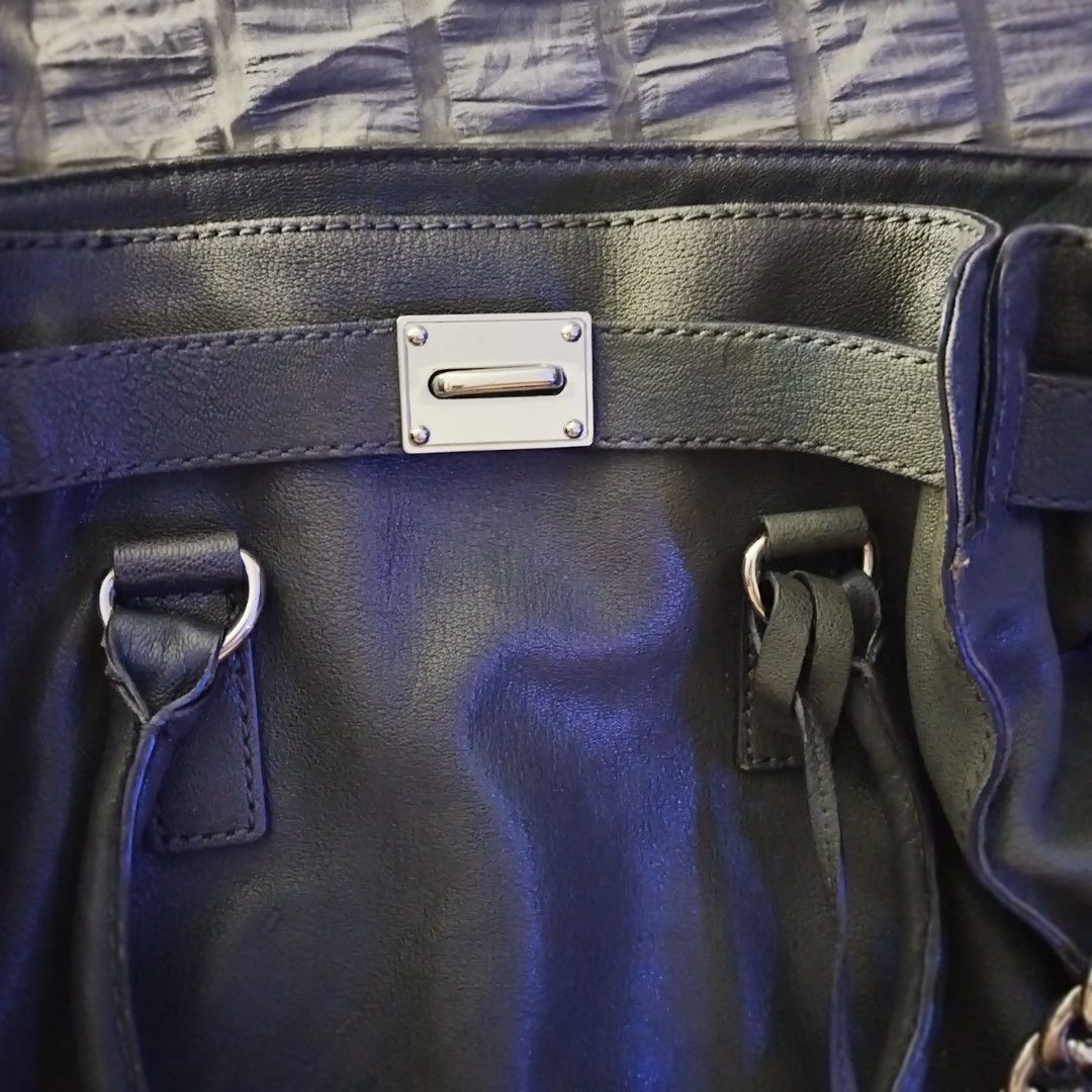Mickael Kors Hamilton 2 Way Bag (Category: Luxury Bags & Wallets) located in Manila. Submitted by brandedbagspreloved (Listing ID 1346431588, Image 3). Description: Korea Source Good condition Issue : Missing padlock/pen mark inside the bag LAST PRICE NA PO.