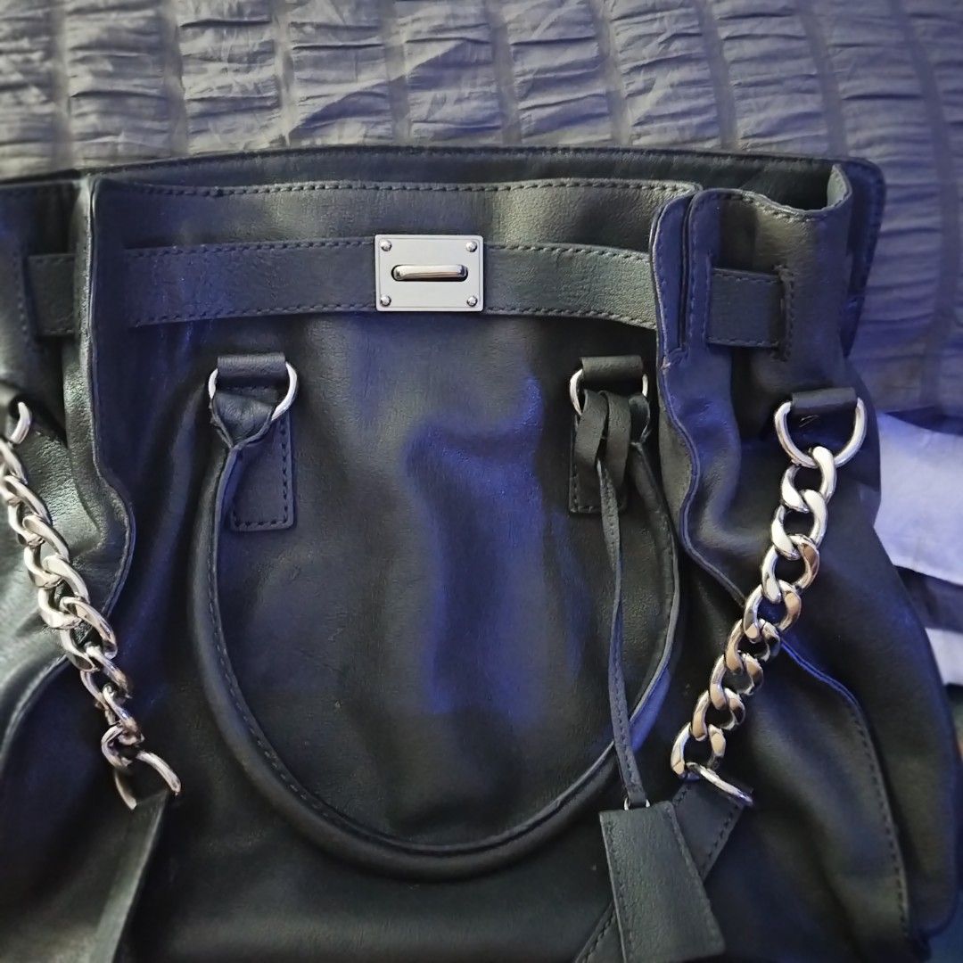 Mickael Kors Hamilton 2 Way Bag (Category: Luxury Bags & Wallets) located in Manila. Submitted by brandedbagspreloved (Listing ID 1346431588, Image 2). Description: Korea Source Good condition Issue : Missing padlock/pen mark inside the bag LAST PRICE NA PO.