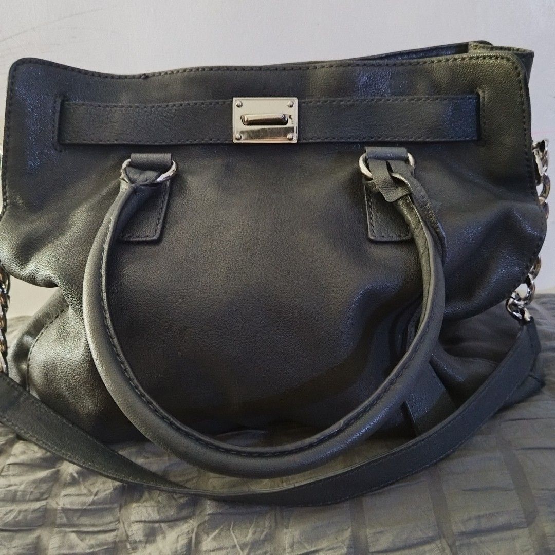 Mickael Kors Hamilton 2 Way Bag (Category: Luxury Bags & Wallets) located in Manila. Submitted by brandedbagspreloved (Listing ID 1346431588, Image 1). Description: Korea Source Good condition Issue : Missing padlock/pen mark inside the bag LAST PRICE NA PO.