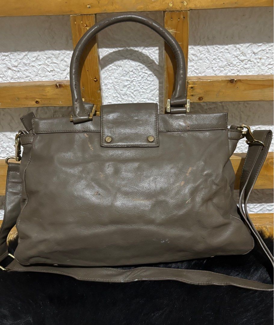 Original Tory Burch Norah Satchel (Category: Luxury Bags & Wallets) located in Paranaque City. Submitted by dalle_closet (Listing ID 1346442179, Image 3). Description: size: 15 x 11 inches genuine leather dumikit po yung edge handle nya sa leather, natuklap ung ibang parts see all pics. irestore niyo nalang. pero okay na okay pa ang bag no other damage. .