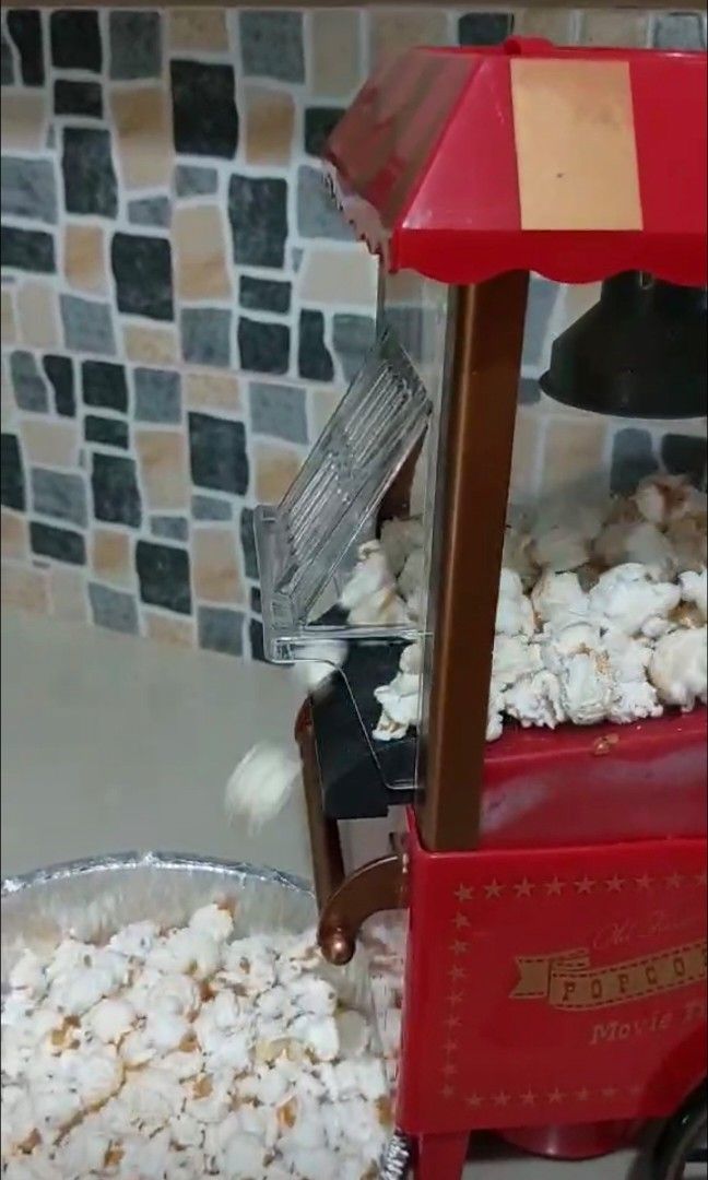 Popcorn Maker electric (working) (Category: Cookers) located in Cavite. Submitted by Mavee (Listing ID 1342995092, Image 2). Description: Electric Popcorn Maker, so easy to use and is working' RFS , wala po nagamit gift sa lolo at lola kaso di mahilig sa popcorn.